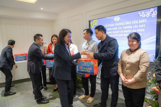 Bí thư Đảng ủy phường Cầu Giấy thăm, tặng quà Tết doanh nghiệp và người lao động