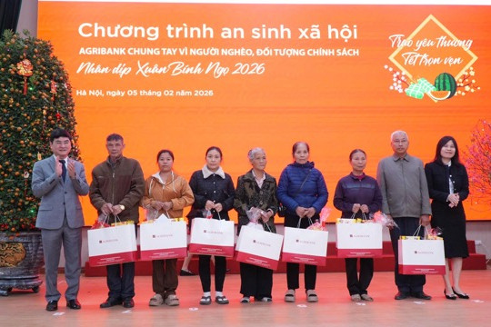 Đại biểu Quốc hội tổ bầu cử số 9 trao quà chung tay thực hiện công tác an sinh xã hội
