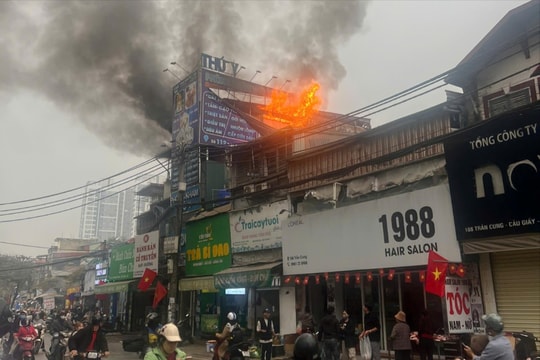 Cháy biển quảng cáo tại tầng 3 nhà dân trên phố Trần Cung