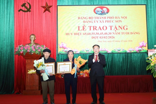 Phúc Sơn trao Huy hiệu Đảng tặng 34 đảng viên