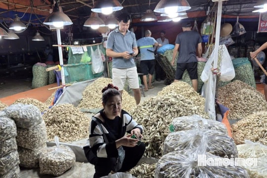 TP Hồ Chí Minh: Hàng Tết dồi dào, giá cả bình ổn
