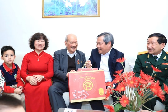 Chủ tịch UBND TP Hà Nội Vũ Đại Thắng thăm, tặng quà người có công tiêu biểu phường Ba Đình