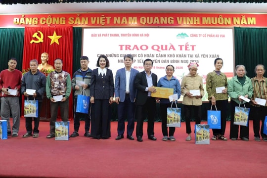 Cơ quan Báo và Phát thanh, Truyền hình Hà Nội phối hợp với Công ty cổ phần Ao Vua trao quà Tết cho các gia đình khó khăn tại Phú Cát và Yên Xuân