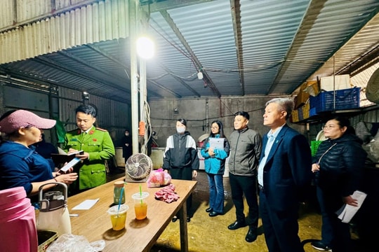 Xã Nam Phù (Hà Nội) Kiểm tra đột xuất các cơ sở kinh doanh thực phẩm dịp cận Tết