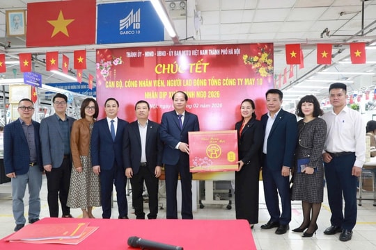 Trưởng ban Tuyên giáo và Dân vận Thành ủy chúc Tết cán bộ, công nhân, người lao động Tổng Cty May 10