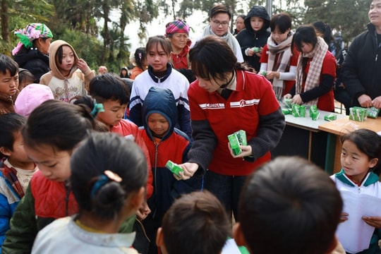 Cardina Giving: Hành trình mang "Điều tử tế bay xa và còn mãi" sưởi ấm mùa đông Y Tý