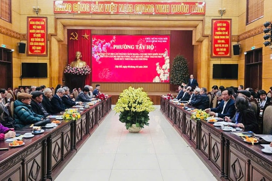 Phường Tây Hồ gặp mặt cán bộ lão thành