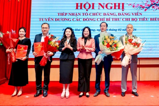 Đảng ủy phường Hai Bà Trưng tiếp nhận 4 tổ chức Đảng