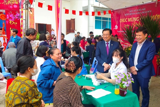 Hoài Đức: Trao hơn 330 suất quà tới các hộ gia đình có hoàn cảnh khó khăn