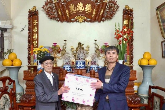 Xã Hồng Vân thăm, tặng quà người có công với cách mạng và các cụ cao niên tròn 100 tuổi