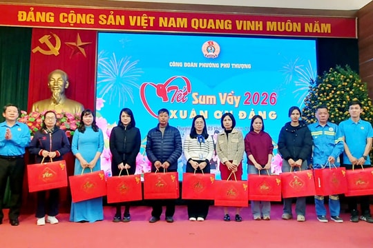Công đoàn phường Phú Thượng mang Tết sớm đến đoàn viên, người lao động