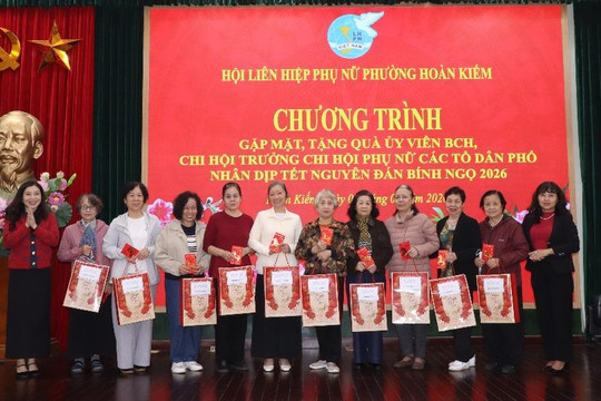 Hội LHPN phường Hoàn Kiếm trao Kỷ niệm chương, tặng quà cho trẻ em, tri ân đội ngũ cán bộ Hội nhân dịp Tết Nguyên đán Bính Ngọ 2026