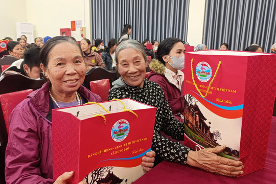 Chương trình “Xuân yêu thương – Tết sum vầy” xã Hưng Đạo: Người dân nhận xe máy, sổ tiết kiệm đón Tết