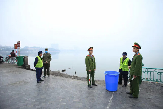 Thiết lập 22 điểm thu gom cá và rác thải quanh hồ Tây dịp Tết ông Công ông Táo 2026