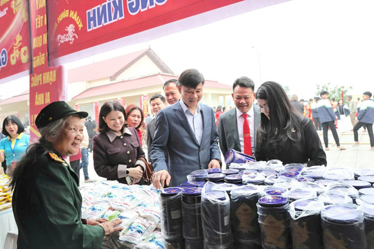 Xuân Bính Ngọ ấm áp yêu thương tại Chợ Tết 0 đồng ở Hòa Xá