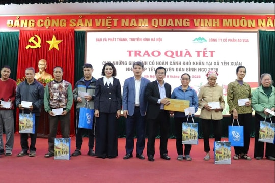 Cơ quan Báo và Phát thanh, Truyền hình Hà Nội, Công ty CP Ao Vua trao quà Tết cho các gia đình khó khăn tại Phú Cát và Yên Xuân