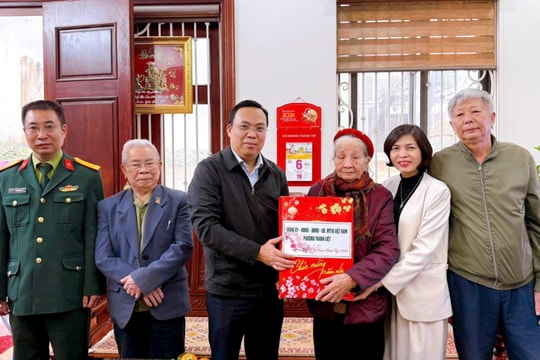 Phường Thanh Liệt thăm, tặng quà người có công, người cao tuổi dịp Tết Nguyên đán 2026