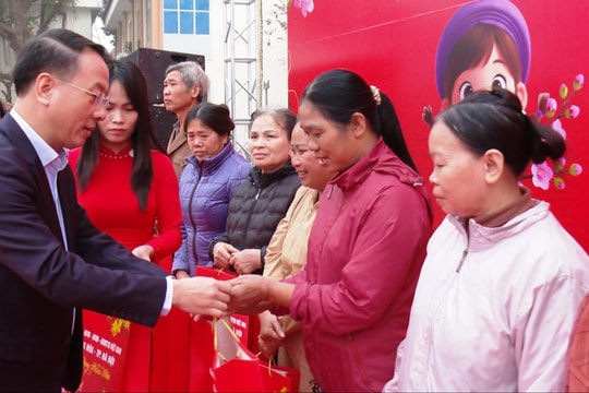 Trưởng ban Nội chính Thành ủy Hà Nội Trần Đình Cảnh dự chương trình “Tết nhân ái” xuân Bính Ngọ tại xã Ứng Hoà