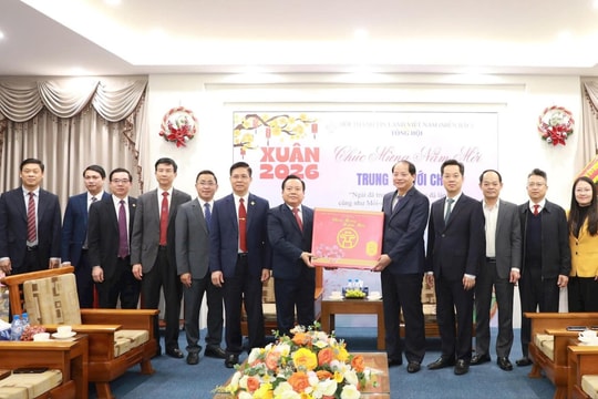 Trưởng ban Tuyên giáo và Dân vận Thành ủy Nguyễn Doãn Toản thăm, chúc mừng Hội Thánh Tin lành và Tổng công ty May 10