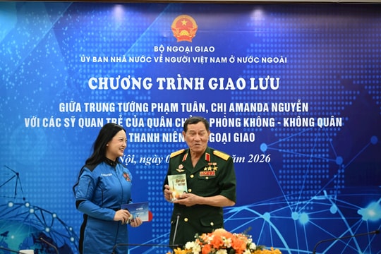 Khát vọng vươn ra không gian từ hai thế hệ người Việt Nam