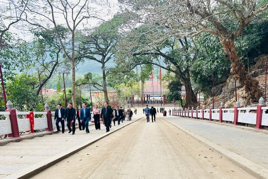 Tăng tốc chỉnh trang, dẹp bỏ hàng quán tại Khu di tích chùa Hương