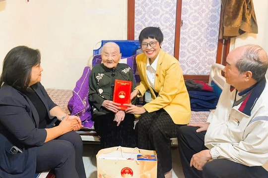 Phường Kim Liên tổ chức 5 đoàn thăm tặng quà gia đình chính sách