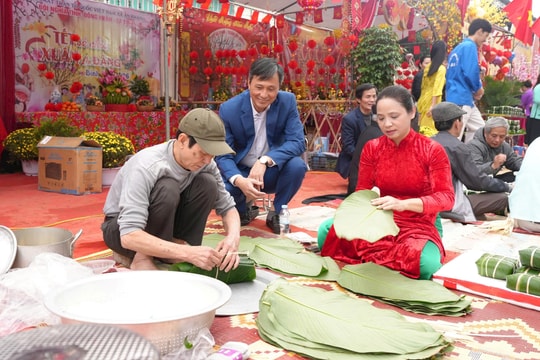 An Khánh: Trao 550 suất quà tới các hộ khó khăn nhân dịp Xuân Bính Ngọ 2026