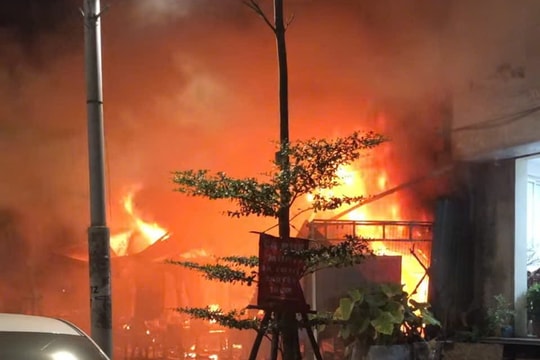 Hà Nội: Cháy quán bia lúc rạng sáng