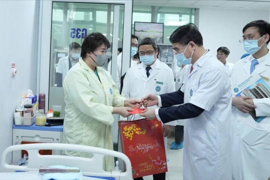 Phó Chủ tịch UBND TP Hà Nội Nguyễn Xuân Lưu thăm, chúc Tết Bệnh viện Đa khoa Hà Đông