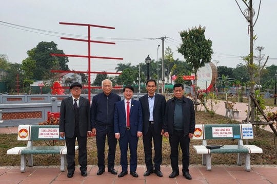 Trao tặng 100 Ghế đá đại đoàn kết tới các di tích và thiết chế văn hóa phường Việt Hưng