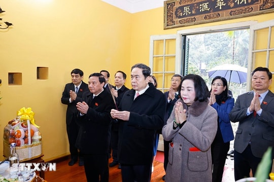 Chủ tịch Quốc hội dâng hương tưởng nhớ Chủ tịch Hồ Chí Minh tại Nhà 67