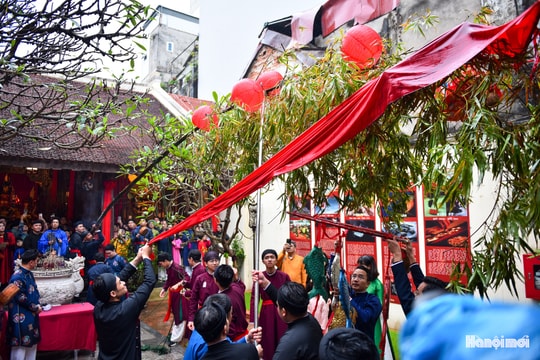 Trang nghiêm nghi lễ truyền thống tại Đình Kim Ngân, dựng cây nêu mở mùa lễ hội phố cổ