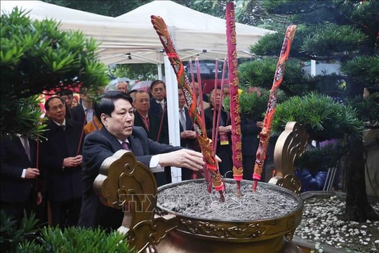 Chủ tịch nước Lương Cường cùng đại biểu kiều bào dâng hương tại Tượng đài vua Lý Thái Tổ và đền Ngọc Sơn