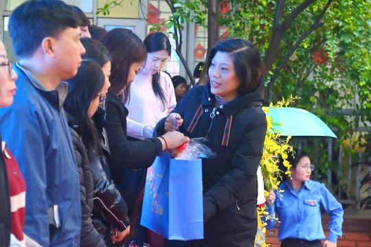 Công đoàn phường Vĩnh Tuy trao quà Tết tới người lao động