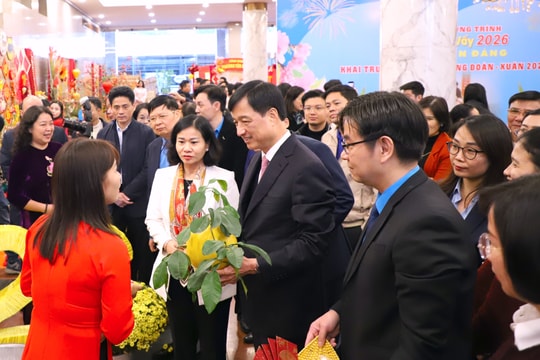Bí thư Thành ủy Hà Nội Nguyễn Duy Ngọc dự chương trình “Tết Sum vầy - Xuân ơn Đảng” cùng công nhân lao động Thủ đô