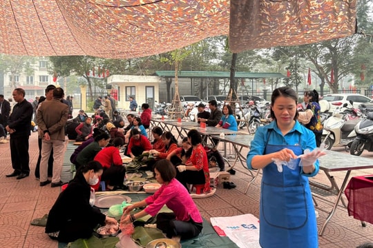 Công đoàn phường Dương Nội sôi nổi hội thi gói bánh chưng, chăm lo Tết cho người lao động