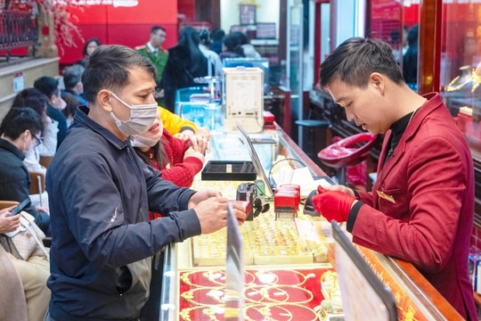 Giá vàng tuần qua giảm mạnh rồi lại chững ở vùng giá cao