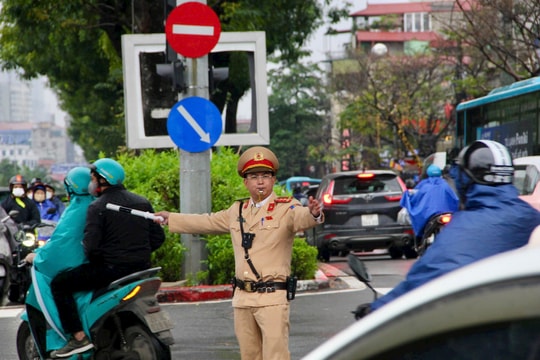 Hà Nội: Cảnh sát căng mình phân luồng điều tiết giao thông cận Tết