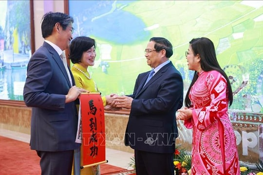 Thủ tướng Phạm Minh Chính và Phu nhân chủ trì chiêu đãi Đoàn Ngoại giao tại Việt Nam