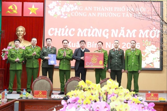 Phó Chủ tịch Thường trực UBND thành phố Dương Đức Tuấn chúc Tết các đơn vị