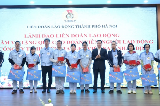 Lãnh đạo LĐLĐ thành phố Hà Nội thăm, tặng quà Tết cho đoàn viên, người lao động xã Gia Lâm