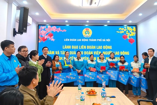 Lãnh đạo LĐLĐ Thành phố thăm, tặng quà Tết cho đoàn viên Công đoàn Công ty cổ phần Môi trường Đô thị Thanh Trì