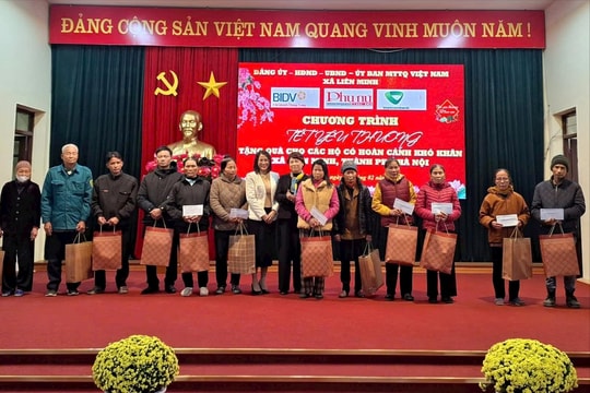 Ủy ban MTTQ xã Liên Minh trao 235 suất quà Tết cho hộ khó khăn
