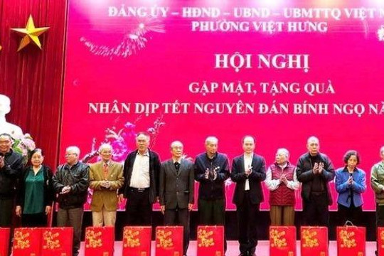Phường Việt Hưng gặp mặt, tặng quà và tri ân người có công với cách mạng, các gia đình chính sách
