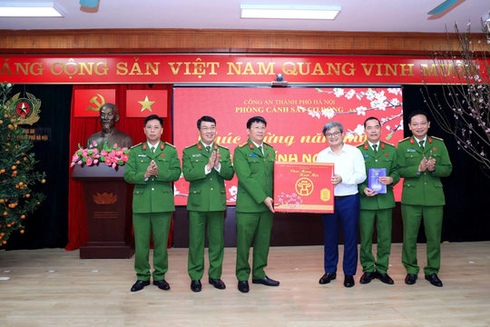 Phó Chủ tịch UBND TP Hà Nội Trương Việt Dũng thăm, chúc Tết lực lượng Công an Thủ đô
