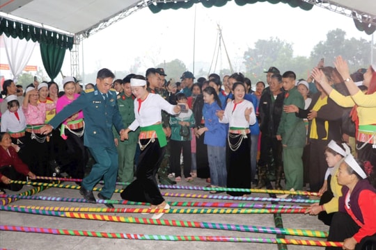 Tết ấm tình đoàn kết quân dân ở Trần Phú