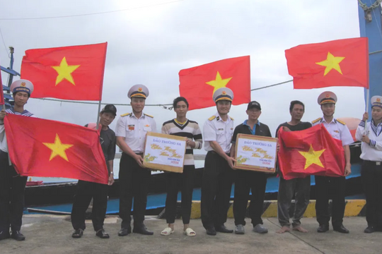 Trao quà Tết tiếp sức ngư dân bám biển Trường Sa