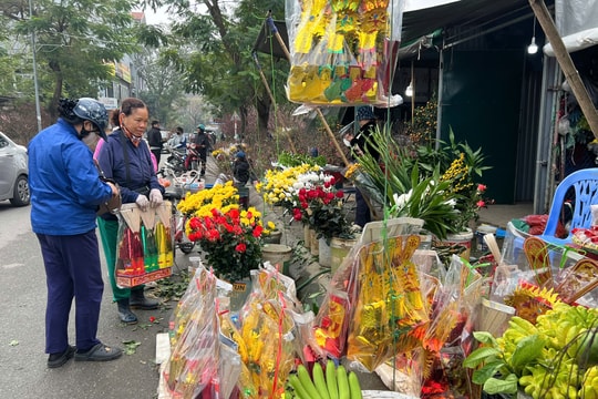 Chợ Tết ông Táo: Hàng hóa đầy ắp, giá không biến động