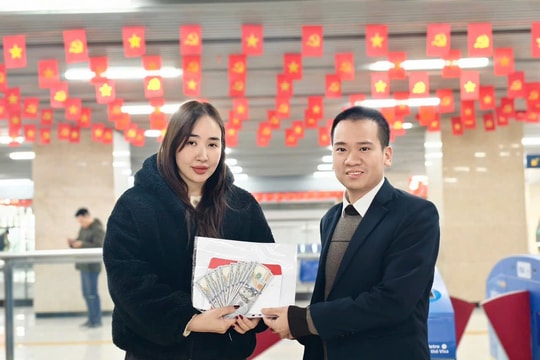 Hanoi Metro trao trả tài sản thất lạc với giá trị lớn cho hành khách