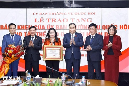 Chủ tịch Quốc hội Trần Thanh Mẫn trao Bằng khen tặng Báo Đại biểu nhân dân